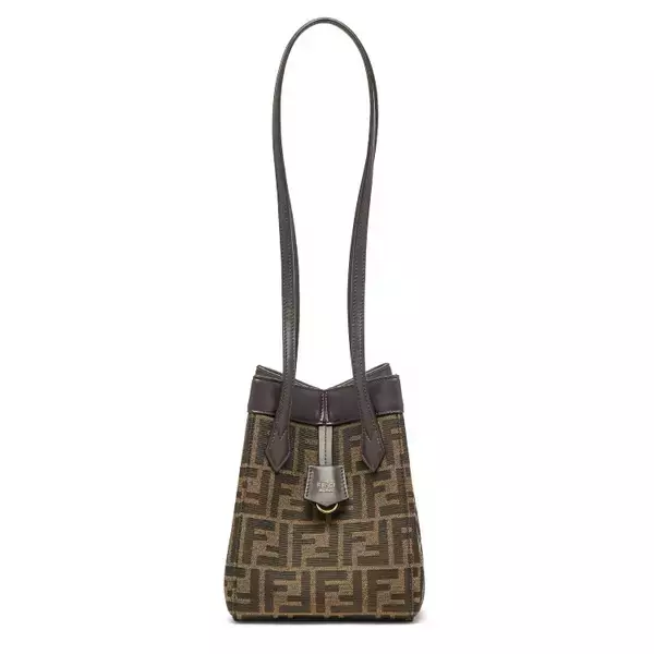 「フェンディからふたつのシルエットに姿を変える特徴的なシェイプをデザインした新作バッグ「FENDI Origami」が登場」の画像