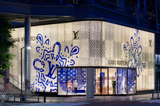 ルイ・ヴィトン渋谷メンズ店がバンダナ調の背景にモノグラム・モチーフをほどこしたデザインを大胆に反映