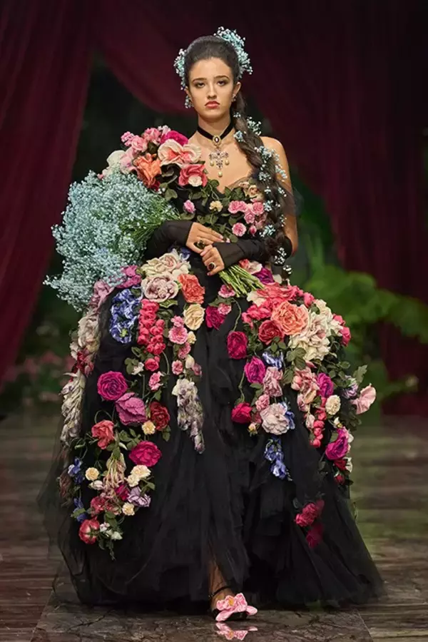 「シチリアの庭園を纏う──ドルチェ＆ガッバーナ Alta Modaが描く、花と工芸のクチュール」の画像