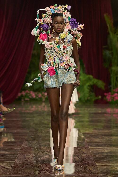 シチリアの庭園を纏う──ドルチェ＆ガッバーナ Alta Modaが描く、花と工芸のクチュール