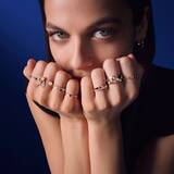 「ショーメの「ビー マイ ラブ」コレクションにタイペンダントやフープピアスなどスタイルに合わせて楽しめる新作が登場」の画像1