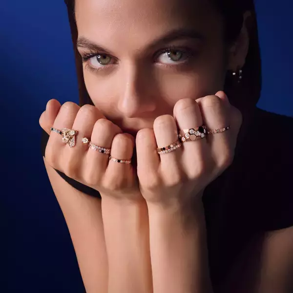 ショーメの「ビー マイ ラブ」コレクションにタイペンダントやフープピアスなどスタイルに合わせて楽しめる新作が登場