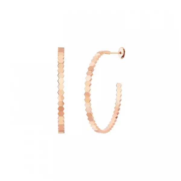 「ショーメの「ビー マイ ラブ」コレクションにタイペンダントやフープピアスなどスタイルに合わせて楽しめる新作が登場」の画像