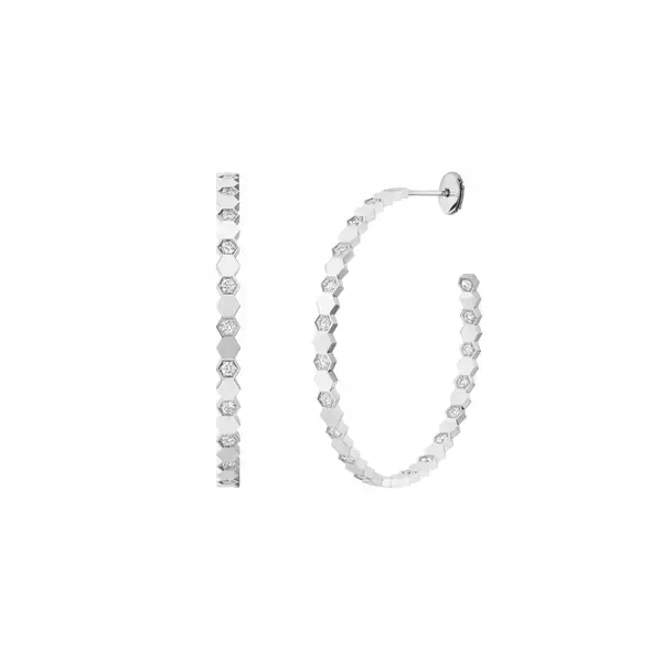 「ショーメの「ビー マイ ラブ」コレクションにタイペンダントやフープピアスなどスタイルに合わせて楽しめる新作が登場」の画像