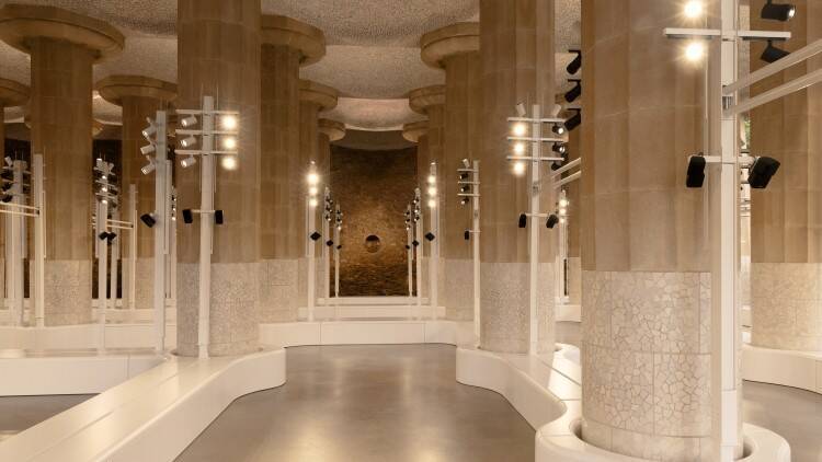 【ルック】ルイ・ヴィトンがニコラ·ジェスキエールによる2025クルーズ·コレクションをバルセロナで発表