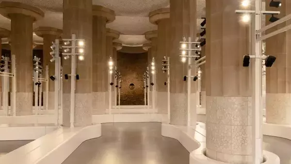 「【ルック】ルイ・ヴィトンがニコラ·ジェスキエールによる2025クルーズ·コレクションをバルセロナで発表」の画像