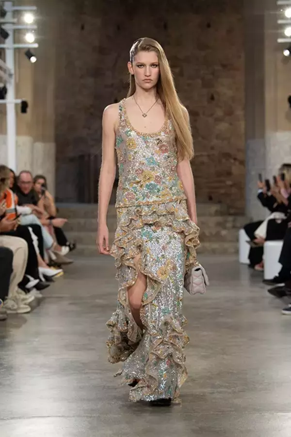 「【ルック】ルイ・ヴィトンがニコラ·ジェスキエールによる2025クルーズ·コレクションをバルセロナで発表」の画像