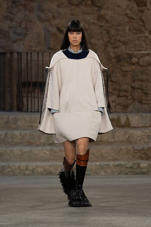 【ルック】ルイ・ヴィトンがニコラ·ジェスキエールによる2025クルーズ·コレクションをバルセロナで発表