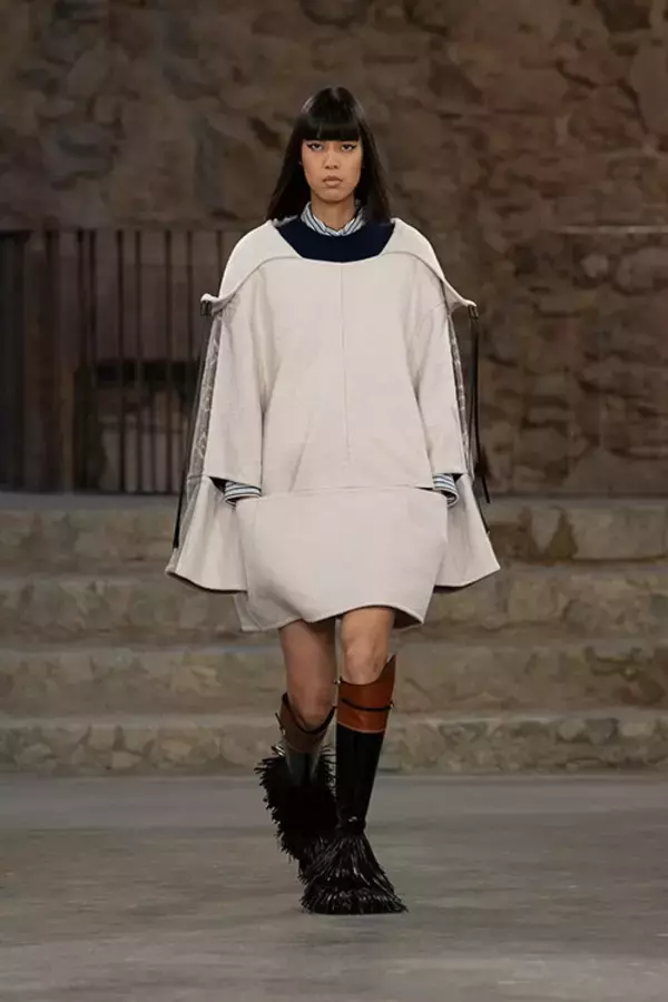 「【ルック】ルイ・ヴィトンがニコラ·ジェスキエールによる2025クルーズ·コレクションをバルセロナで発表」の画像