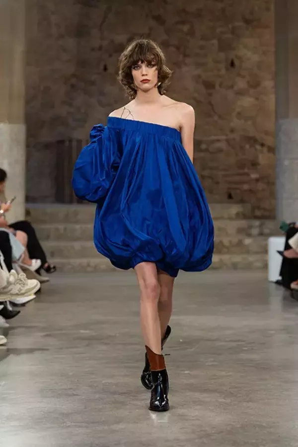 「【ルック】ルイ・ヴィトンがニコラ·ジェスキエールによる2025クルーズ·コレクションをバルセロナで発表」の画像