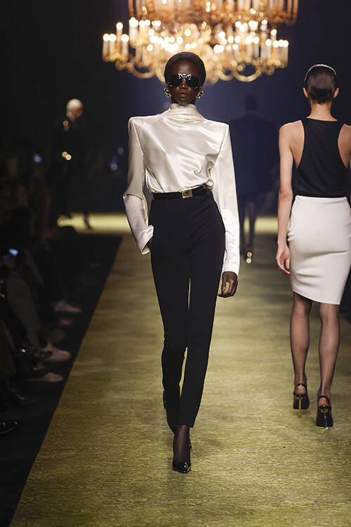 【ルック】サンローランが2023年冬ウィメンズコレクションをパリのトロカデロ庭園で発表