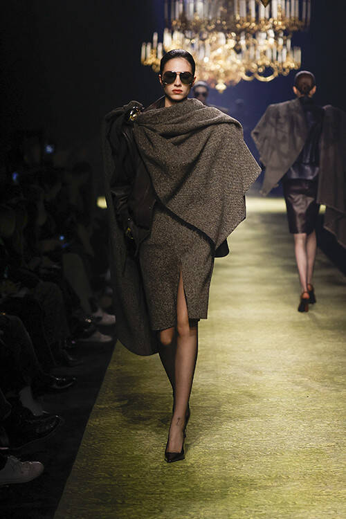 【ルック】サンローランが2023年冬ウィメンズコレクションをパリのトロカデロ庭園で発表