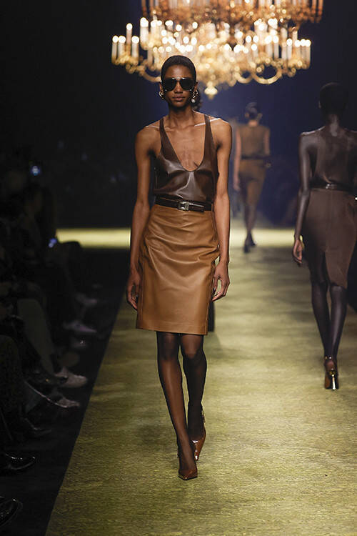 【ルック】サンローランが2023年冬ウィメンズコレクションをパリのトロカデロ庭園で発表