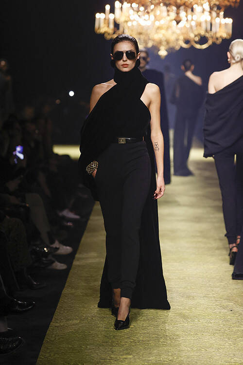 【ルック】サンローランが2023年冬ウィメンズコレクションをパリのトロカデロ庭園で発表