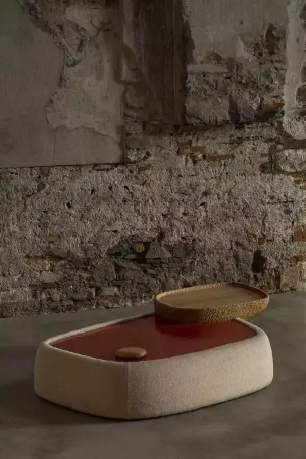 「ロロ・ピアーナ・インテリアがミラノ・デザインウィークで発表した「アパチェタ」、サステナブルなアプローチで自然への賛辞を表現」の画像