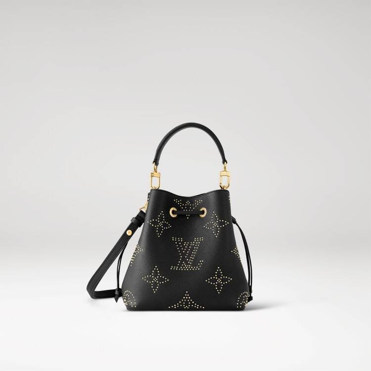 ゴールドカラーのスタッズでモノグラム・パターンを描いたルイ・ヴィトンの新作バッグ&財布