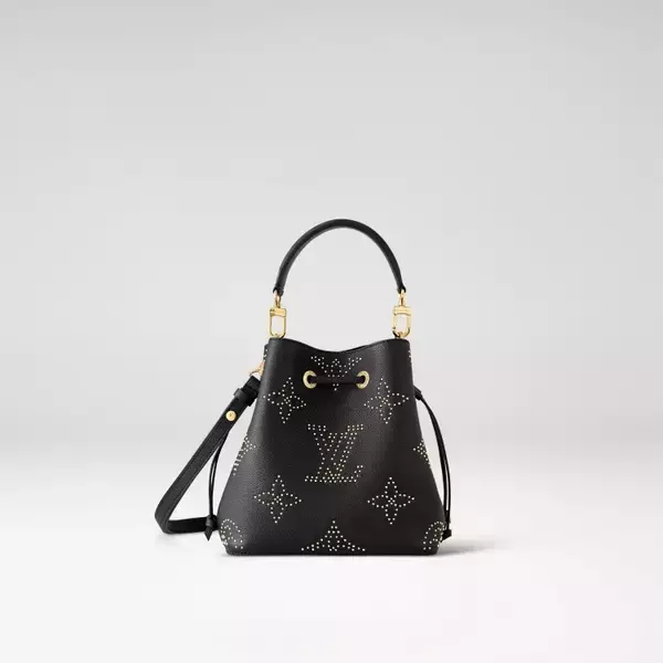 「ゴールドカラーのスタッズでモノグラム・パターンを描いたルイ・ヴィトンの新作バッグ&財布」の画像