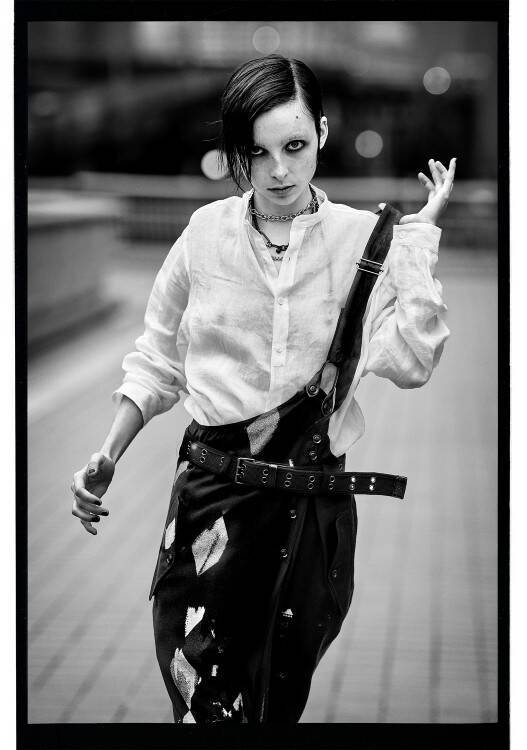 Y’s、マックス・ヴァドゥクルが捉えた東京の緊張と静止──2026 S/Sフォトシリーズ「TOKYO: HELD MOVEMENT」公開