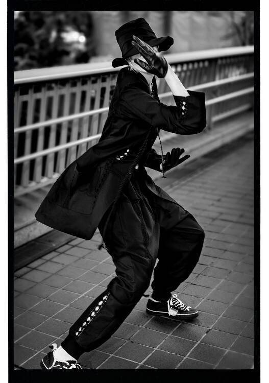 Y’s、マックス・ヴァドゥクルが捉えた東京の緊張と静止──2026 S/Sフォトシリーズ「TOKYO: HELD MOVEMENT」公開