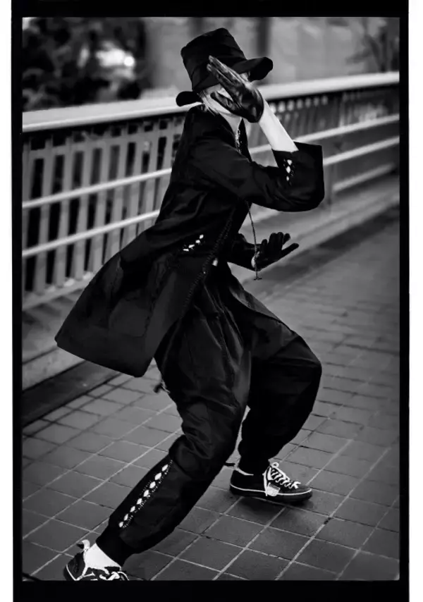 「Y’s、マックス・ヴァドゥクルが捉えた東京の緊張と静止──2026 S/Sフォトシリーズ「TOKYO: HELD MOVEMENT」公開」の画像