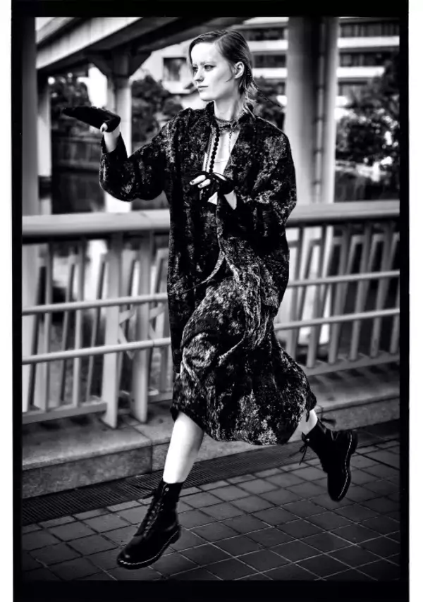 「Y’s、マックス・ヴァドゥクルが捉えた東京の緊張と静止──2026 S/Sフォトシリーズ「TOKYO: HELD MOVEMENT」公開」の画像