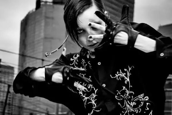 「Y’s、マックス・ヴァドゥクルが捉えた東京の緊張と静止──2026 S/Sフォトシリーズ「TOKYO: HELD MOVEMENT」公開」の画像