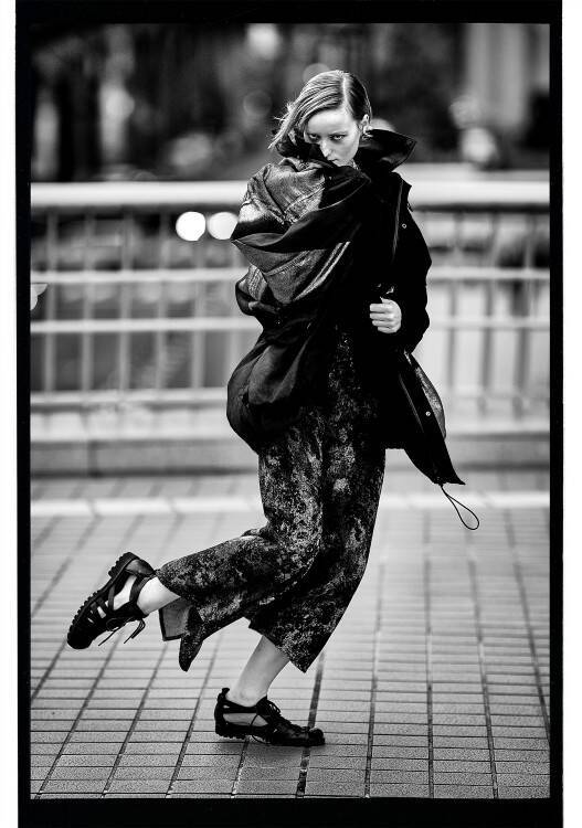 Y’s、マックス・ヴァドゥクルが捉えた東京の緊張と静止──2026 S/Sフォトシリーズ「TOKYO: HELD MOVEMENT」公開