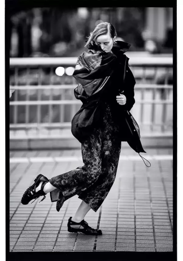 「Y’s、マックス・ヴァドゥクルが捉えた東京の緊張と静止──2026 S/Sフォトシリーズ「TOKYO: HELD MOVEMENT」公開」の画像