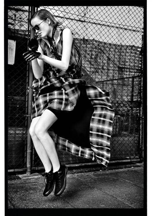 Y’s、マックス・ヴァドゥクルが捉えた東京の緊張と静止──2026 S/Sフォトシリーズ「TOKYO: HELD MOVEMENT」公開