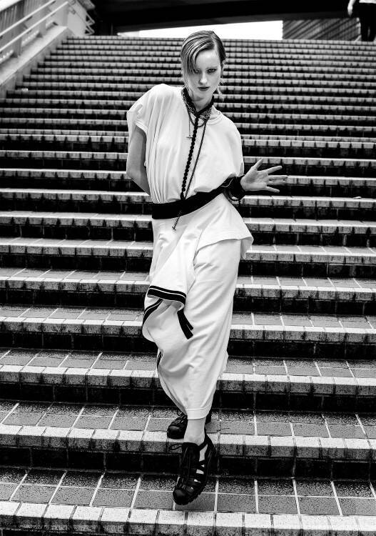 Y’s、マックス・ヴァドゥクルが捉えた東京の緊張と静止──2026 S/Sフォトシリーズ「TOKYO: HELD MOVEMENT」公開