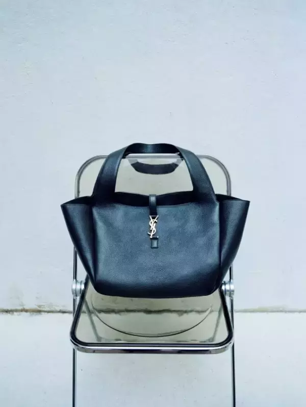 「サンローランが2024年春コレクションをローンチ。ル・サンカセット シリーズの新作も登場」の画像