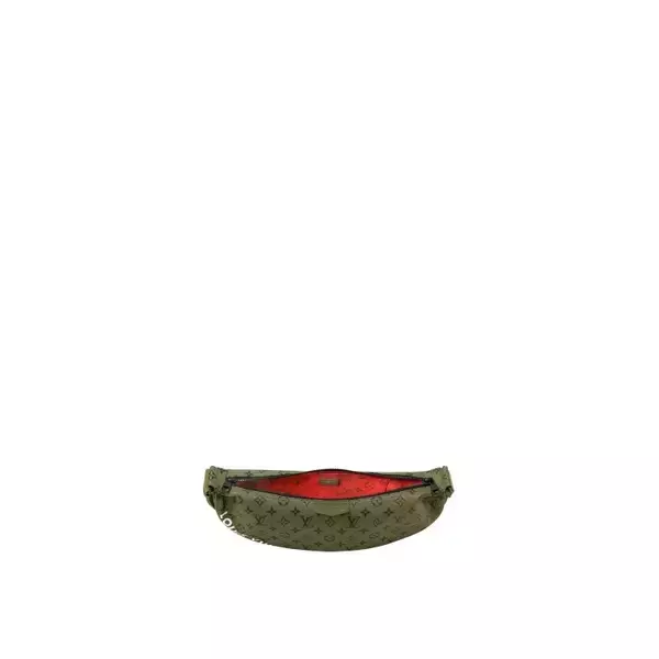 「ルイ・ヴィトンからグリーンのモノグラム・キャンバスで仕立てた新作メンズバッグが登場」の画像