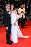 「アルマーニの衣装に身を包んだトム・クルーズ、アン・ハサウェイらが第75回カンヌ映画祭のレッドカーペットに登場」の画像1