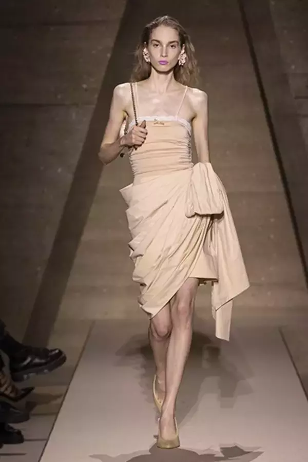 「【ルック】Chloé 2026年春夏コレクション──“ENTRE DEUX” クチュールと日常のあいだに宿る自由」の画像