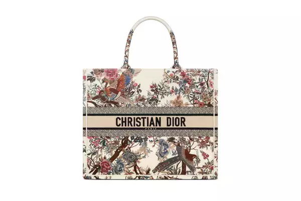 「ディオールが誇るサヴォワールフェールとエスプリを象徴する「ディオ―ル ブックトート」バッグ」の画像
