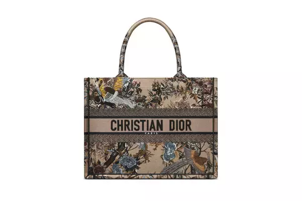 「ディオールが誇るサヴォワールフェールとエスプリを象徴する「ディオ―ル ブックトート」バッグ」の画像