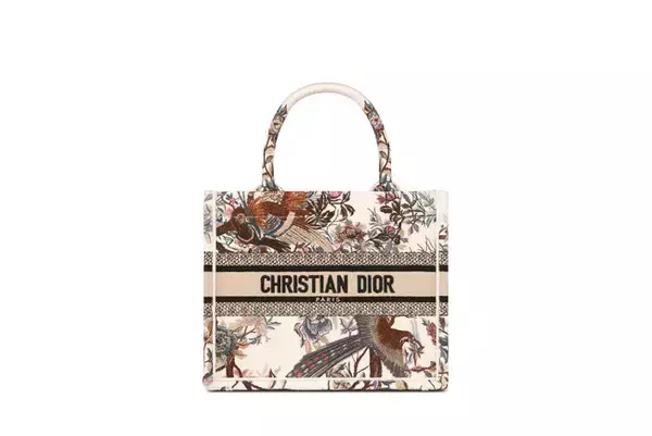 「ディオールが誇るサヴォワールフェールとエスプリを象徴する「ディオ―ル ブックトート」バッグ」の画像