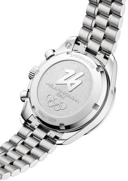 冬の光を閉じ込めたタイムピース──OMEGA「スピードマスター 38 ミラノ・コルティナ 2026」登場