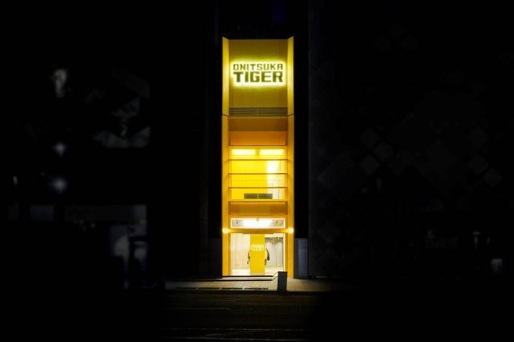 タイガーイエローが銀座に映える、Onitsuka Tigerがイエローコレクションのコンセプトストアを銀座にオープン