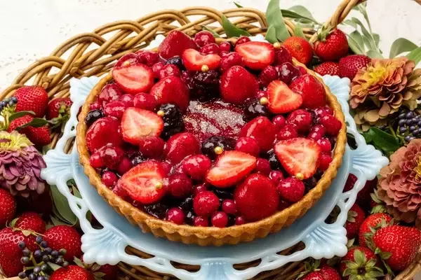 「フルーツで彩った華やかなケーキ。タルト専門店「キル フェ ボン」が贈るクリスマス期間限定メニュー」の画像