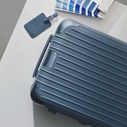 RIMOWAから新年を彩る新色「パウダーブルー」登場──“再生と安らぎ”を映すスーツケースコレクション