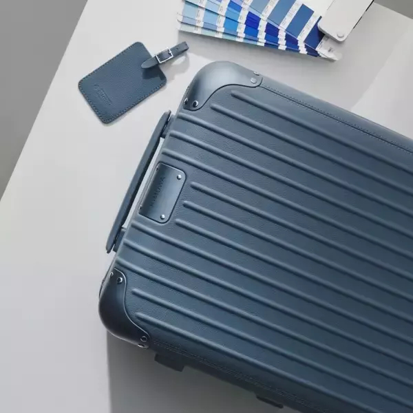 RIMOWAから新年を彩る新色「パウダーブルー」登場──“再生と安らぎ”を映すスーツケースコレクション
