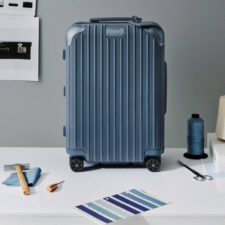RIMOWAから新年を彩る新色「パウダーブルー」登場──“再生と安らぎ”を映すスーツケースコレクション