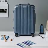 「RIMOWAから新年を彩る新色「パウダーブルー」登場──“再生と安らぎ”を映すスーツケースコレクション」の画像2