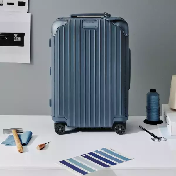 「RIMOWAから新年を彩る新色「パウダーブルー」登場──“再生と安らぎ”を映すスーツケースコレクション」の画像