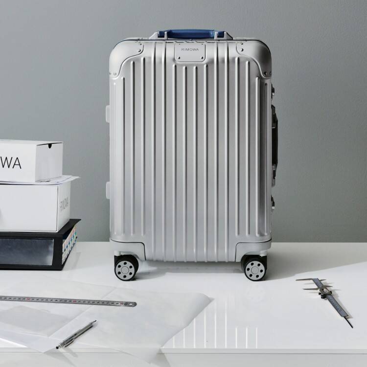 RIMOWAから新年を彩る新色「パウダーブルー」登場──“再生と安らぎ”を映すスーツケースコレクション