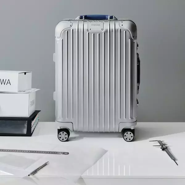 「RIMOWAから新年を彩る新色「パウダーブルー」登場──“再生と安らぎ”を映すスーツケースコレクション」の画像