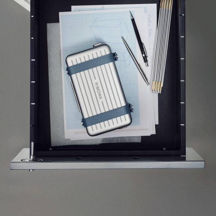RIMOWAから新年を彩る新色「パウダーブルー」登場──“再生と安らぎ”を映すスーツケースコレクション