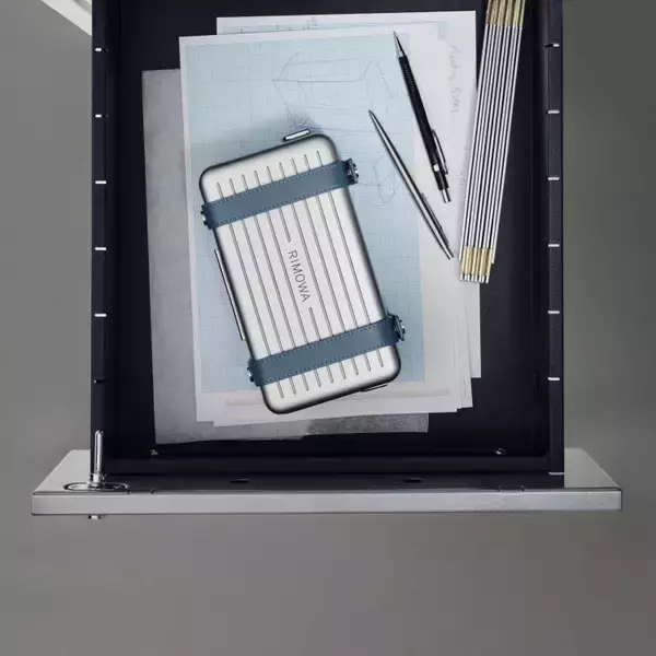 「RIMOWAから新年を彩る新色「パウダーブルー」登場──“再生と安らぎ”を映すスーツケースコレクション」の画像