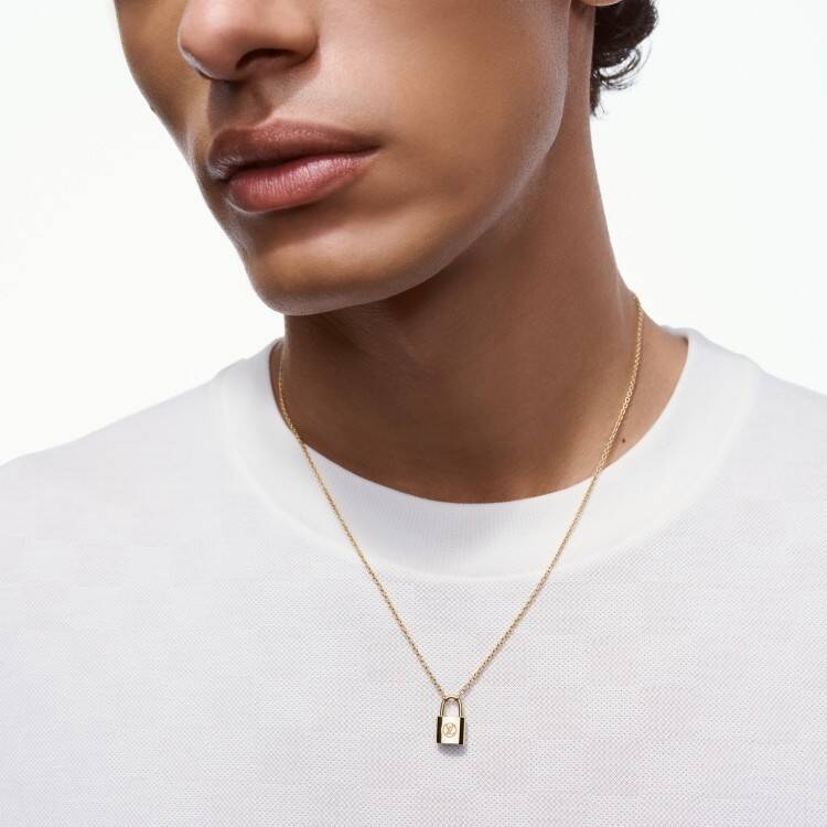 10年という時間をかたちに──ルイ・ヴィトンがユニセフとの歩みを刻む「シルバー·ロックイット」限定ゴールドエディション